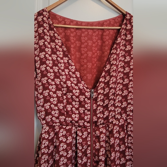 Elegant Red and White Midi Dress - Picture 8 of 15